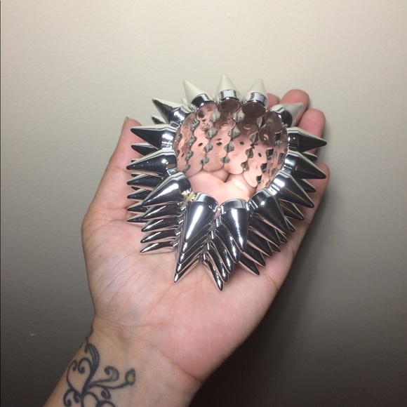 ✨ 1x Host Pick ✨Bad A$$ Spike Cuff - Picture 4 of 5